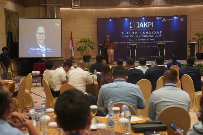 Imran Nating, S.H., M.H., Ketua umum Asosiasi Kurator dan Pengurus Indonesia Periode 2022 - 2025 saat memberikan sambutan Pada Acara Dialog Kandidat Calon Ketua Umum AKPI Periode 2025 - 2028 di Lumire Hotel - Jakarta