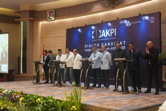 Empat Pasangan Kandidat Calon Ketua Umum Asosiasi Kurator dan Pengurus Indonesia (AKPI) Periode 2025 - 2028. Dari Kiri ke Kanan : Pasangan calon nomor urut 1 Nien Rafles Siregar, S.H., M.H. dan Andreas Nahot Silitonga, S.H., LLM., Pasangan nomor urut 2 yaitu Dr. Jimmy Simanjuntak, S.H., M.H., Dr. Resha Agriansyah, S.H., M.H., dan Daniel Alfredo, S.H., M.H., CLA., CLI., AllArb., Pasangan Nomor Urut 03 Martin Patrick Nagel, S.H., M.H. dan Harvardy Muhammad Iqbal., dan Pasangan Nomor urut 4 Anthony Prawira, S.H., Riyo Hanggoro Prasetyo, dan Ariyo Priyambodo saat Dialog Kandidat Calon Ketua Umum AKPI 2025 di Lumire Hotel Jakarta. (15/08/2025)