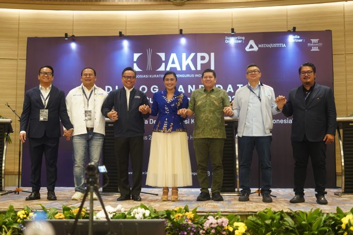 Empat Kandidat Calon Ketua umum AKPI untuk Periode 2025 - 2028 foto bersama Para Panelis yang terdiri dari Bapak Imran Nating, S.H., M.H. dan Bapak Henry Sulaiman, S.H., M.E. (Direktur Perdata pada DIrektorat Jenderal Administrasi Hukum Umum Kementerian Hukum RI) di   Lumire Hotel Jakarta. (15/08/2025). 