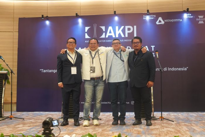 Empat Kandidat Calon Ketua Umum Asosiasi Kurator dan Pengurus Indonesia (AKPI) Periode 2025 - 2028. Dari Kiri ke Kanan : Nomor urut 1. Nien Rafles Siregar, S.H., M.H. , Nomor urut 2. Dr. Jimmy Simanjuntak, S.H., M.H., Nomor urut 3. Martin Patrick Nagel, S.H., M.H., dan Nomor urut 4. Anthony Prawira, S.H., Pada saat Debat Kandidat di Lumire Hotel - Jakarta. (15/08/2025)