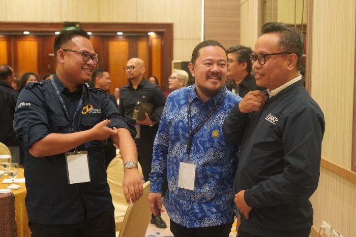 Ketua Umum AKPI, Imran Nating, S.H., M.H., bersama Bapak Vychung Chongson, S.H., M.H. saat Dialog Kandidat Calon Ketua umum AKPI 2025 di Lumire Hotel Jakarta. (15/08/2025).
Foto : Tatang Muchtar