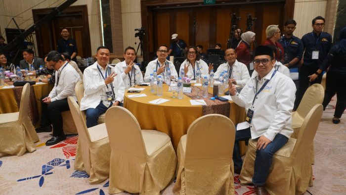 Dr. Resha Agriansyah, S.H., M.H., (Pakai Peci) Bersama Para Pendukungnya saat Dialog Kandidat Calon Ketua umum AKPI 2025 di Lumire Hotel Jakarta. (15/08/2025)
Foto : Tatang Muchtar